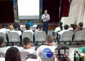 北港警方應邀前進校園，講授道路交通安全法規、防治校園霸凌、反毒、反詐騙等預防犯罪宣導，師生受益良多。（記者陳昭宗拍攝）
