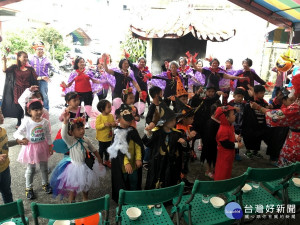 軍功長輩和幼兒園小朋友大跳海草舞。（記者扶小萍攝）