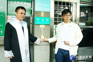 魏明谷競選總部發言人謝明甫，以及游琦俊律師，代表魏明谷縣長以及夫人劉慧如，赴台灣彰化地方檢察署，對黃文玲提出違反「公職人員選舉罷免法」等罪職告訴。
