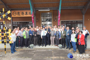 鹿港願景館開幕，縣長魏明谷與貴賓、鄉親，一起在館前合影留念。