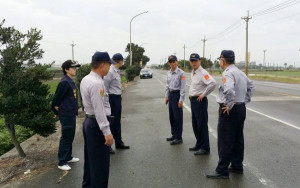 重機男不明原因摔車，緊急送醫不治，警方於該路段勘查採證，並加強防制勤務，維護用路人行車安全。（記者陳昭宗拍攝）
