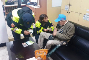 一張舊藥單　暖警為迷途老翁找到回家路
