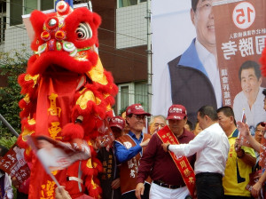 國民黨新北市長候選人侯友宜親自為周勝考披掛彩帶、授戰旗 。（圖／記者黃村杉攝）