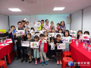 新北市議員劉美芳4日化身孩子王出現在競選總部，陪著大人小孩塗鴉，一起玩起互動投影科技 。（圖／記者黃村杉攝）