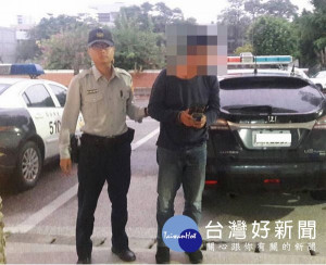 男子酒後駕車趕續攤，蛇形又闖紅燈、險象環生，所幸遭警方及時攔查，避免發生憾事。（記者陳昭宗拍攝）