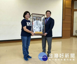 張麗善期盼管中閔校長可以盡快上任帶領台大，並善用資源，協力打造一個雲林創新經濟的平台。（記者陳昭宗拍攝）