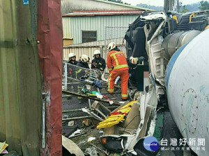 台三線信義路發生翻車，警消人員救護。
