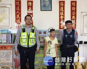 女子趁夜竊取外籍移工手機，因形跡可疑遭元長警方攔查，進而偵破此竊盜案，並將失物歸還被害人。（記者陳昭宗拍攝）