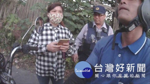 梅林警方落實勤查，發現機車雙載之可疑外籍人士，經攔查確認為逃逸外勞，警訊後解送移民署雲林專勤隊收容。（記者陳昭宗拍攝）
