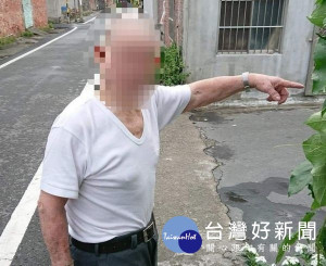 失智老翁迷途街頭，褒忠警方藉由愛心手鍊辨識身分，並協助將老翁平安送返家中。（記者陳昭宗拍攝）