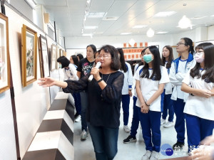 曾玲蘭老師為水商學生導覽解說。〈記者吳素珍攝〉