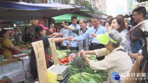 柯文哲請假競選　濱江市場拜票人氣旺