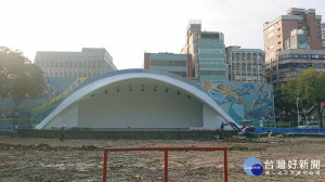 台北市府工務局公園路燈工程管理處表示，二二八公園音樂台正進行木椅、地坪等更新工程，預定12月17日（週一）完工。公園處保證二二八公園音樂台的新椅子，仍是使用木質材料，請民眾放心。（圖／台灣好新聞編輯部）