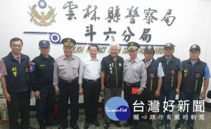 斗六警方破獲擄人勒贖集團，順利救出肉票，縣長李進勇特前往斗六分局表揚分局長蔡詳忠等有功人員，並慰勉專案小組之辛勞。（記者陳昭宗拍攝）