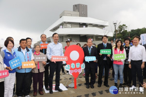 新北市長朱立倫、民政局長江俊霆、社會局長張錦麗、馬偕醫療財團法人董事長蔡國明等出席揭牌啟用儀式 。（圖／記者黃村杉攝）