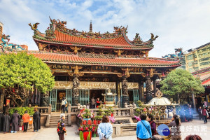 艋舺龍山寺創建於清朝乾隆三年（1738年），早期是福建泉州三邑移民的信仰中心，一路見證移民拓墾、中法戰爭、日治等不同重要歷史時期大台北地區的發展。（圖／Wikipedia）