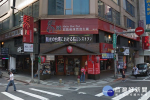 北市衛生局抽查19家火鍋業者進行現場菜單標示及實際使用食材查核，結果發現知名的麻辣鴛鴦火鍋連鎖店馬辣，其位於西門町的漢口分店，拿低價的巴沙魚當作高價的多利魚列在菜單上，北市衛生局已依違反食安法第28條第1項規定，處分業者4萬元整罰鍰。（圖／Google Map）