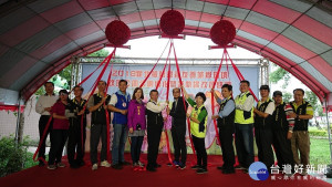 玫瑰公園將舊有公廁打造成兼具在地特色與公園自然景觀的五星級公廁，13日舉行啟用儀式，受到出席的議員、里長及民眾的高度肯定 。（圖／記者黃村杉攝）