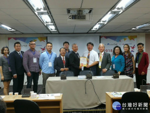 內政部合作及人民團體司籌備處陳參事兼主任茂春頒發結業證書（接受者為中華議事學會宋偉民理事長，左為中華社團領袖聯合總會梁修崑理事長）。