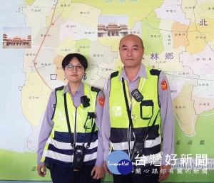 北辰所警員林宏穎、謝孟蓁載著迷途老翁沿途「尋親」，順利協助老翁平安的與家屬團圓，警方的貼心服務深獲民眾肯定讚許。