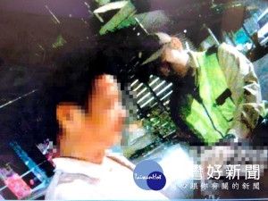 男子騎乘機車未配戴安全帽，遭巡邏員警攔查勸導，竟發現其有酒後駕車的危險行為，酒測值超標立即移送法辦。（記者陳昭宗拍攝）