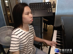 黃家薇在彰化醫院大廳鋼琴演奏。圖／衛福部彰化醫院提供