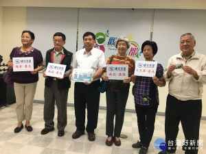 陳副縣長和長輩一同展示愛心卡使用延伸到北部。（記者扶小萍攝）