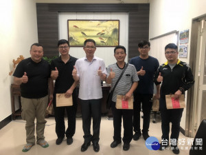 烏日分局長吳耀南送行動電源。林重鎣攝
