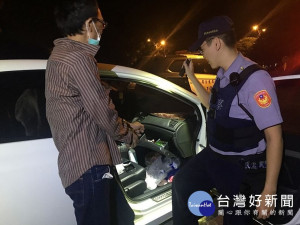 男子深夜開車忽快忽慢　引警攔車查獲毒品