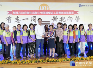 市長朱立倫頒獎表揚衛生福利部臺北醫院績優志工團隊。（圖／記者黃村杉攝）