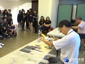 元培深耕玻璃藝術 期盼陶冶學生性情