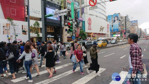 根據中央氣象局的預報資料，今（18）日受鋒面接近影響，入夜後北部、東北部地區有較明顯的雨勢，中部、東半部降雨機率也會再次提升。氣象局預估11月20日（週二）起，受東北風影響，中部以北將轉成濕涼的天氣，預計要影響至11月24日（週六）投票日當天。（圖／台灣好新聞編輯部）