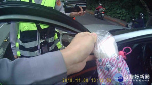 通緝男冒哥名因證件露餡　細心警耐心詢問查獲毒品（圖／台北市政府警察局提供）