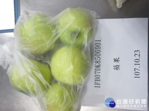 台灣生活良好國際公司進口自日本的蘋果，則被驗出不該出現在水果上的農藥速殺氟，因此13068公斤貨品被食藥署退運或銷毀，未流入至市面上。（圖／衛福部食藥署）