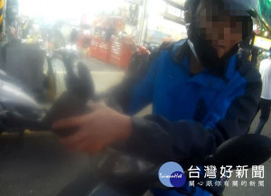 騎士違規遇攔查　細心警查獲毒品