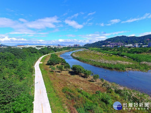 河濱自行車道由三角湧大橋往下游延伸至國道三號高速公路橋，串起大漢溪左右岸，三峽、樹林、土城、鶯歌河濱等自行車路網 。（圖／高管處提供）