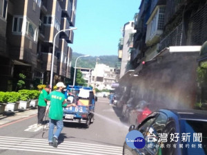衛生局與環保局針對病例活動場域進行噴消緊急防治作為，防範其他病例的發生。（圖／衛生局提供）