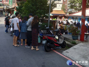 今(24)日是九合一大選投票日，由於有10案公投綁大選，加上天氣晴朗，各地投票所都出現排隊人潮（圖／台灣好新聞編輯部）