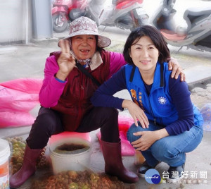 國民黨籍台東縣長候選人饒慶鈴（右一）（圖／翻攝自饒慶鈴臉書）