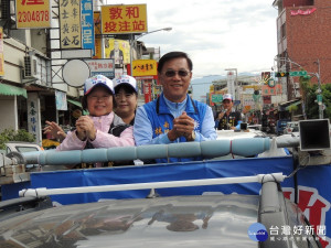林明溱偕夫人陳麗珠展開謝票。