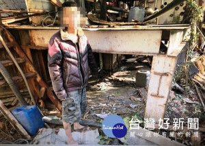男子潛入工廠外部的廢水處理場竊取可變賣的物品，遭工廠警衛發現報警，警民合力逮人並當場起獲贓物。（記者陳昭宗拍攝）