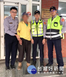 北港警方細心照料迷途老翁，並貼心將老翁平安送返住家，積極為民服務的精神，深獲民眾肯定及讚許。（記者陳昭宗拍攝）