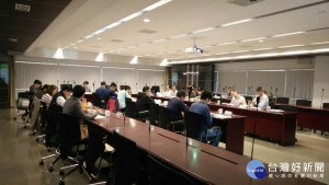 台中市資源化產品再利用推動小組會議中台中市環保局表示，全市公共工程，使用超過90％的焚化再生粒料(底渣) ，落實循環經濟。(圖/台中市政府)