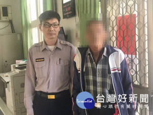 蔦松所警員許孟唯除給予迷途老翁溫暖關懷，並積極尋找老翁住家，經警用資料庫查詢比對出老翁身分，順利協助安全返家。（記者陳昭宗拍攝）