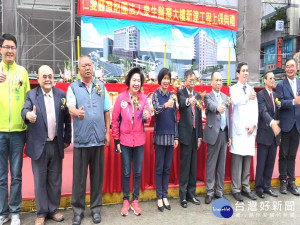  仁愛醫院大樓舉行上樑儀式。林重鎣攝