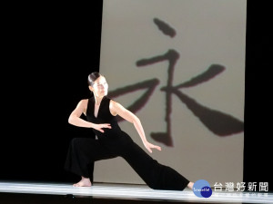 這次展出的《行草》選段中，資深舞者周章佞將身體化為筆，在空間中揮毫，呈現「永字」書法運筆、轉腕力道的蒼勁。(圖/記者賴淑禎攝)