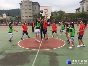 慈明學生和日本學生打籃球友誼賽。林重鎣攝