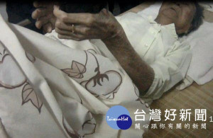 百歲阿嬤深夜不慎從床上跌落地面，幸好鄰居報警求助，警方因一時無法聯繫上家屬，商請里長協助看護前來照顧。（記者陳昭宗翻攝）