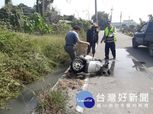 患有糖尿病的民眾因低血糖頭暈，不小心跌落路旁排水溝，還以為是遇到「魔神仔抓交替」，幸得客厝警方及時伸援捉「鬼」。（記者陳昭宗拍攝）