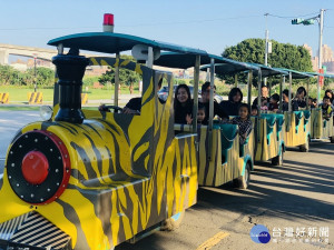 「幸福小火車」試營運，免費搭乘遊大臺北都會公園等站點。（圖／高管處提供）